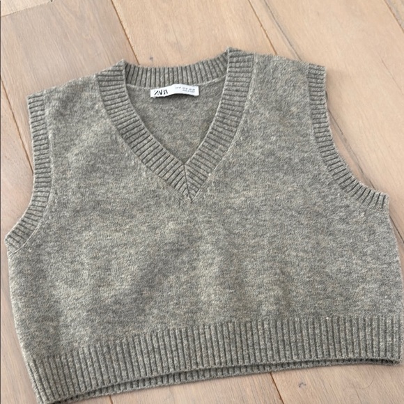 Zara Women's V-Neck Sweater Vest in Heather Gray - Picture 3 of 3